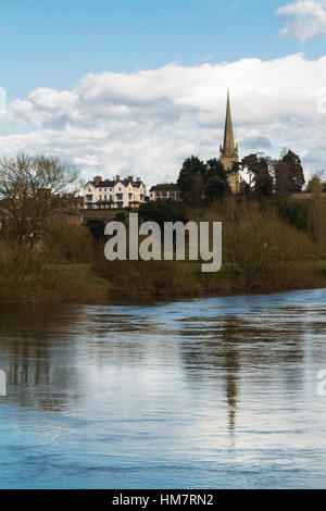 Blick von Wilton über den Fluss Wye Ross am Wye und Turm der St. Marys Church. Herefordshire, England, Vereinigtes Königreich. Stockfoto