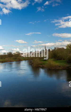 Blick von Wilton über den Fluss Wye Ross am Wye und Turm der St. Marys Church. Herefordshire, England, Vereinigtes Königreich. Stockfoto