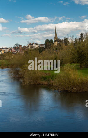 Blick von Wilton über den Fluss Wye Ross am Wye und Turm der St. Marys Church. Herefordshire, England, Vereinigtes Königreich. Stockfoto