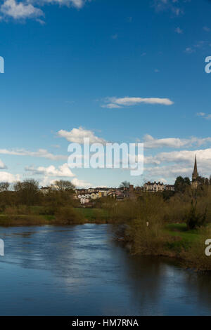 Blick von Wilton über den Fluss Wye Ross am Wye und Turm der St. Marys Church. Herefordshire, England, Vereinigtes Königreich. Stockfoto