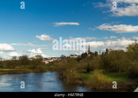 Blick von Wilton über den Fluss Wye Ross am Wye und Turm der St. Marys Church. Herefordshire, England, Vereinigtes Königreich. Stockfoto