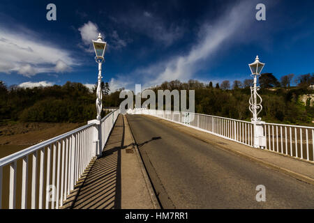 Alte Straße Brücke über den Fluss Wye Chepstow, Wales und England Tutshill verbinden. Stockfoto