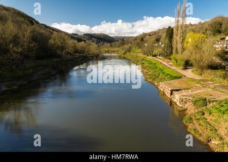 Am Nachmittag Ansicht des Flusses Wye, der Grenze zwischen England und Wales, Brockweir. Alten Kai auf der rechten Seite. Stockfoto