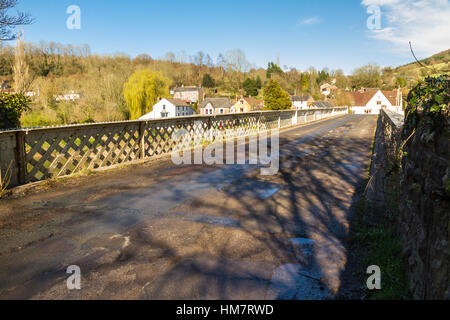 Träger des Eisernen Brücke über den Fluss Wye namens The Ugly Brücke bei Brockweir, Gloucestershire, England, Vereinigtes Königreich. Stockfoto