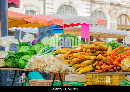 Karotten und anderem Gemüse auf dem Markt in Beaune, Burgund, Frankreich Stockfoto