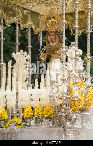 Jungfrau Maria am Palmsonntag (Osterwoche). Schwere Figur, die durch menschliche Arbeitskraft während einer Prozession bewegt wird. Typisch für Ostern, Karwoche in Spanien. Stockfoto