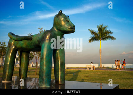 Ein Panther im grünen Bereich Cinta Costera Pazifik Küste Beltway Bahia de Panama linear Park Seawall Skyline Wolkenkratzer moderne Skulptur. COA Stockfoto