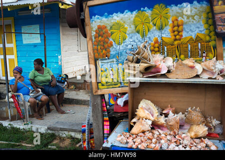 Bunte Gemälde, Muscheln und Kunsthandwerk auf dem Display in Bocas Stadt auf Isla Colon, Bocas del Toro, Panama. Souvenir-Shops finden Sie auf Bocas wichtigsten stre Stockfoto