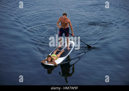 Paddel Surfen in Bocas del Toro, Panama.  Es war nicht lange her, dass Panamas karibischen Inselgruppe Bocas del Toro, eine verborgene, neun-Insel-Preis für Anzeige war Stockfoto