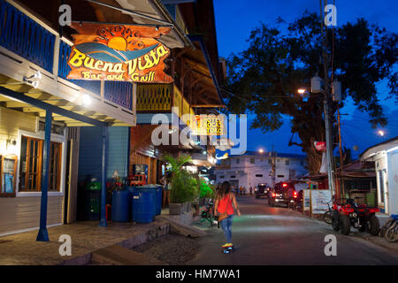 Panama, Provinz Bocas del Toro, Doppelpunkt-Insel (Isla Colon), Hauptstraße. Bocas del Toro, Panama bei Nacht. Restaurants und Hotels.  Buena Vista Bar ein Stockfoto
