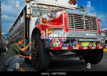 Dekorieren ein BUS RED DEVIL DIABLO ROJO bemalten BUS PANAMA Stadt Republik von PANAMA. Albrok Busbahnhof terminal. Panama. Hier kommt die Diablo Rojo, th Stockfoto