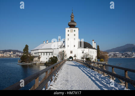 Holzbrücke nach Traunsee Schloss Schloss Orth, Gmunden, Upper Austria Traunstein, Österreich Stockfoto