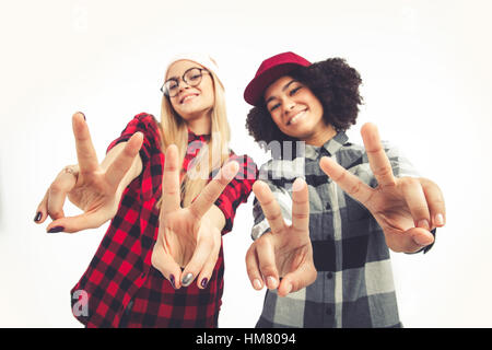 Studioportrait Lebensstil der beiden besten Freunde Hipster-Mädchen verrückt und tolle Zeit zusammen. Isoliert auf weißem Hintergrund. Stockfoto