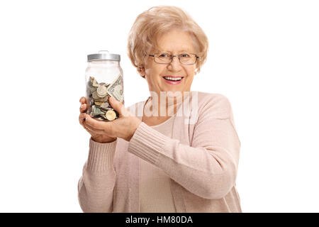 Glücklich Reife Dame hält ein Glas, gefüllt mit Geld isoliert auf weißem Hintergrund Stockfoto