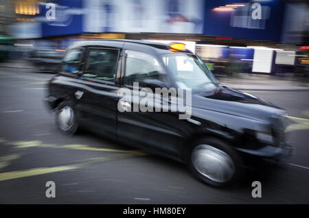 London Taxi am Piccadilly Circus - Motion Blur Stockfoto