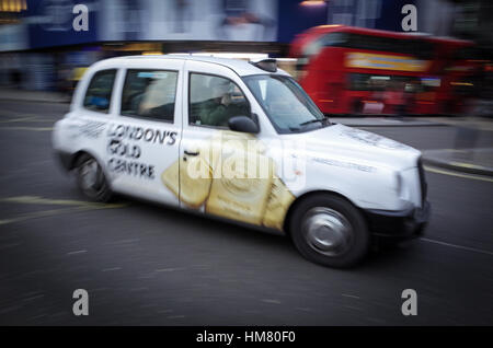 Taxi in London Black Cab am Piccadilly Circus - Motion Blur Stockfoto
