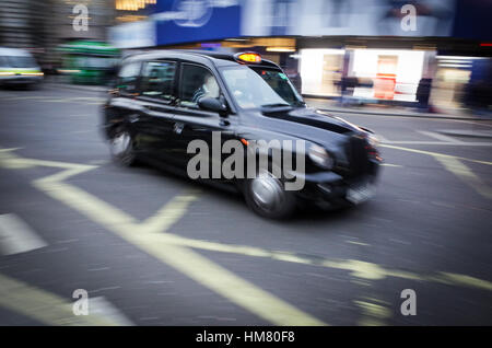 Taxi in London Black Cab am Piccadilly Circus - Motion Blur Stockfoto