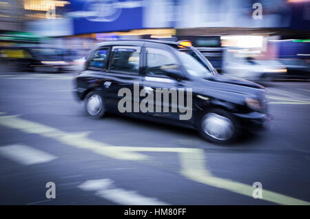 London Taxi am Piccadilly Circus - Motion Blur Stockfoto