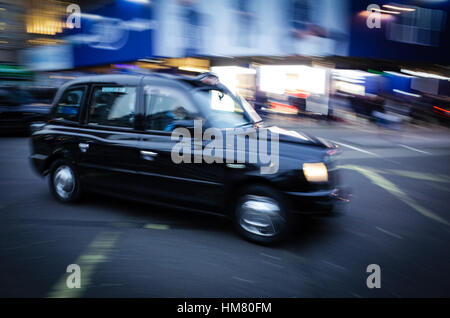 London Taxi Black Cab in Piccadilly Circus - Bewegungsunschärfe Stockfoto