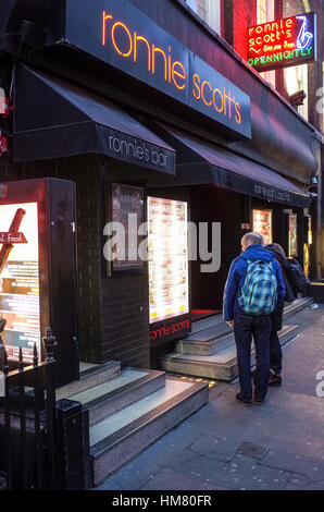 Touristen, durchsuchen Sie die Liste vor Ronnie Scotts jazz Club in der Londoner Viertel Soho Stockfoto