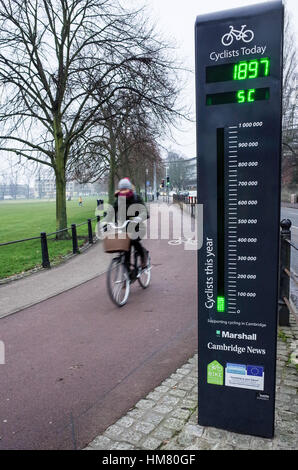 Radfahrer Zählen - Radfahrer ein Radfahren Zähler im Zentrum von Cambridge Stockfoto