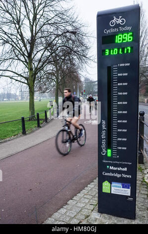 Radfahrer Zählen - Radfahrer ein Radfahren Zähler im Zentrum von Cambridge Stockfoto