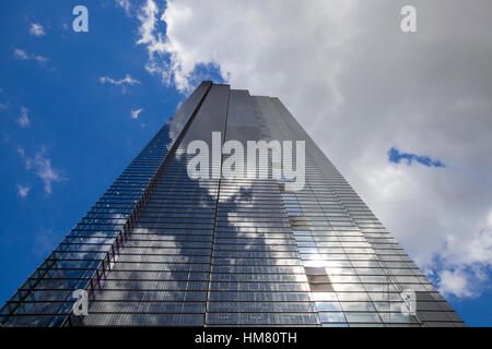 Über dem Heron Tower Gebäude im bauen sich Sturmwolken auf City of London Stockfoto