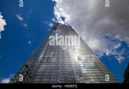 Über dem Heron Tower Gebäude im bauen sich Sturmwolken auf City of London Stockfoto