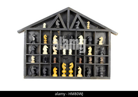 Vintage schwarz Holzkiste Regal mit verschiedenen Schach Pferd Stück isoliert auf weißem Stockfoto