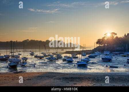 Segelboote bei Ebbe und Sonnenuntergang am Strand von St Briac in der Nähe von Saint-Malo, Bretagne, Frankreich Stockfoto