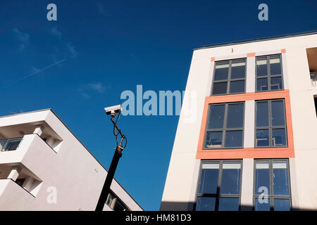 CCTV-Kameras haben ein Auge auf neu gebaute moderne Wohnungen in St James's Street Brighton, Großbritannien Stockfoto