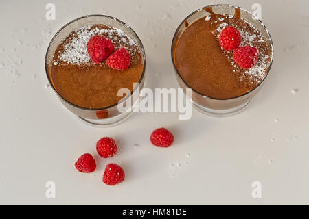 Hausgemachte Schokoladen-Mousse mit frischen Himbeeren auf einem Tisch, Seitenansicht. Stockfoto