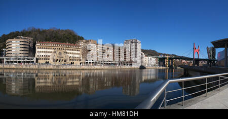 Spanien, 25.01.2017: Skyline von Bilbao und Nervion River mit Blick auf La Salve Brücke, erbaut in den 1970er Jahren Stockfoto