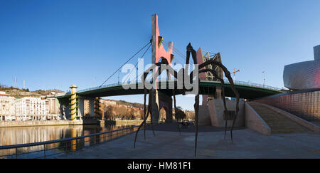 Spanien: Skyline von Bilbao und Fluss Nervion mit La Salve Brücke und die Spinne Skulptur Maman Künstlerin Louise Bourgeois Stockfoto