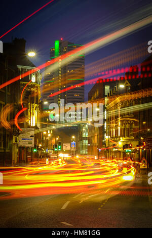 Lichtspuren durch Leeds, West Yorkshire, England, UK Stockfoto