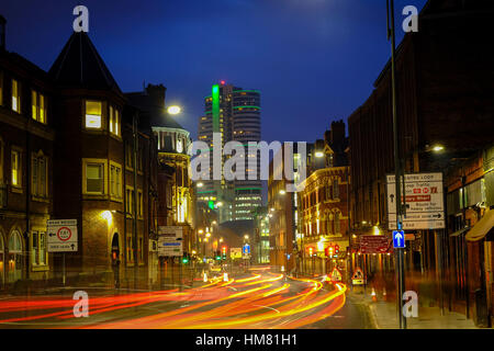 Lichtspuren durch Leeds, West Yorkshire, England, UK Stockfoto