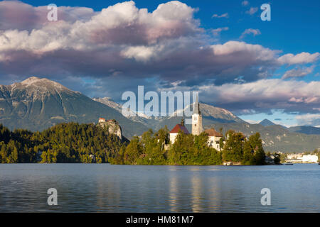 Am Nachmittag Sonnenlicht über St. Marys Church von der Annahme, Bleder See, obere Krain, Slowenien