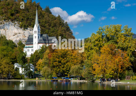 Herbstliche Ansicht von St Martins Pfarrkirche entlang Lake Bled, Bled, obere Krain, Slowenien Stockfoto
