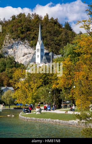 Herbstliche Ansicht von St Martins Pfarrkirche entlang Lake Bled, Bled, obere Krain, Slowenien Stockfoto