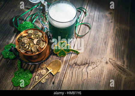 St. Patricks Day Konzept mit Goldmünzen, grüne Bier und Klee-Blatt Stockfoto