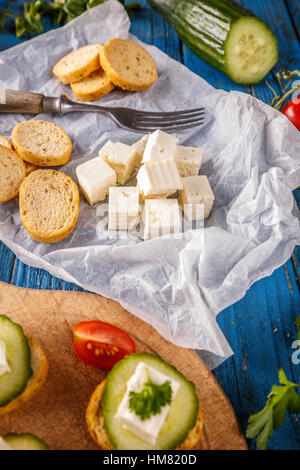 Brot Zwieback fein geröstet mit Feta-Käse-Würfel Stockfoto