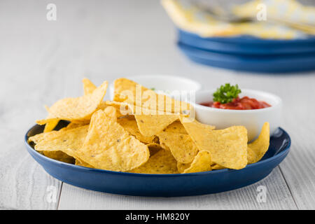 Nachos mit Salsa und Sauerrahm-dips Stockfoto