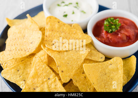 Nachos mit Salsa und Sauerrahm-dips Stockfoto