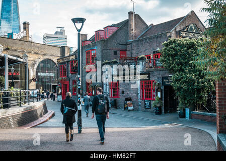 London, Vereinigtes Königreich - 18. Oktober 2016: Menschen sind in der Nähe der Anker ufernahen Fuß ist ein Pub in London Borough of Southwark. Stockfoto