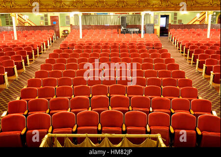 Leere Theater oder Konzert Halle Sitze als angesehen von der Bühne, leere Sitzreihen rotem Samt Polsterung mit hölzernen Arm ruht Stockfoto