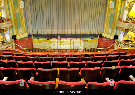 Theaterbühne mit leeren Sitzreihen rot im Vordergrund, Old-fashioned, reich verzierten, Logen, ausgefallene Architektur, Grube, Vorhang schließen Stockfoto