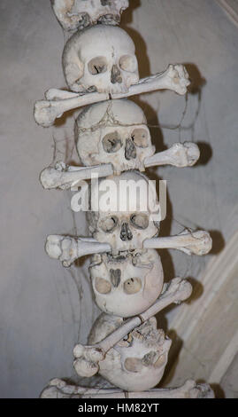 Detail der Dekoration aus menschlichen Knochen und Schädel in Sedlec Ossuary tragen die Stadt Kutná Hora in der Tschechischen Republik. Stockfoto