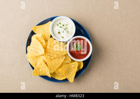 Nachos mit Salsa und Sauerrahm-dips Stockfoto