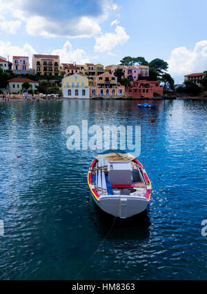 Einem griechischen Fischerboot führt in die Bucht von Assos auf die Insel Kefalonia in Griechenland Stockfoto