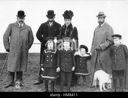 EDWARD VII über 1903 auf der linken Seite neben Kaiser Wilhelm i., Königin Alexandra und Prinz George auf der rechten Seite. Die Königskinder von links: Princess Royal, Herzog von York, Herzog von Gloucester, Prinz von Wales (später George V) Stockfoto